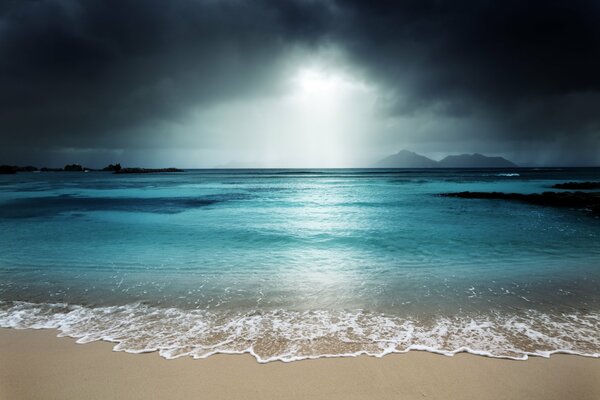 Puesta de sol en la playa antes de la lluvia