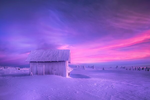 Granero solitario en Noruega Nevada