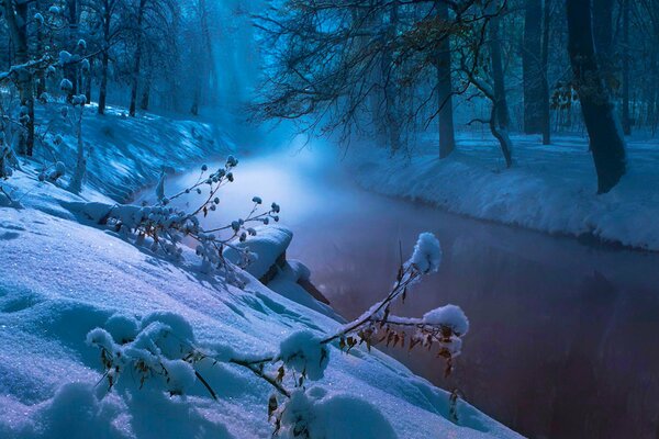 Das Leben des Flusses im Winter in der Nähe von Schneewehen