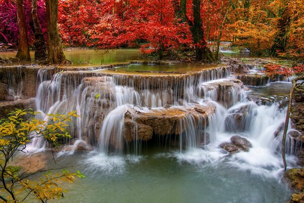 Каменистый водопад в лесу осенью
