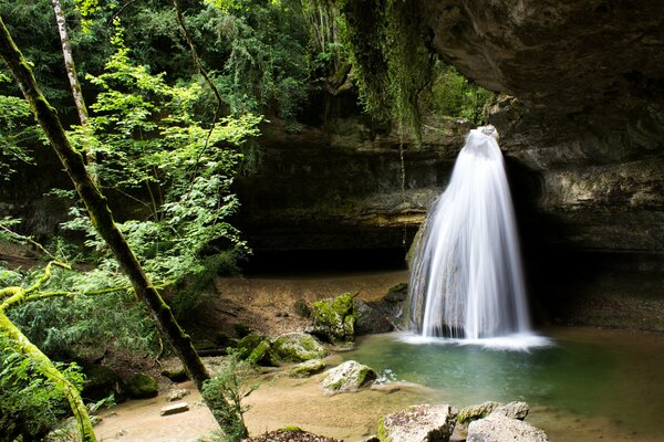 Kleiner Wasserfall im Schatten im Wald