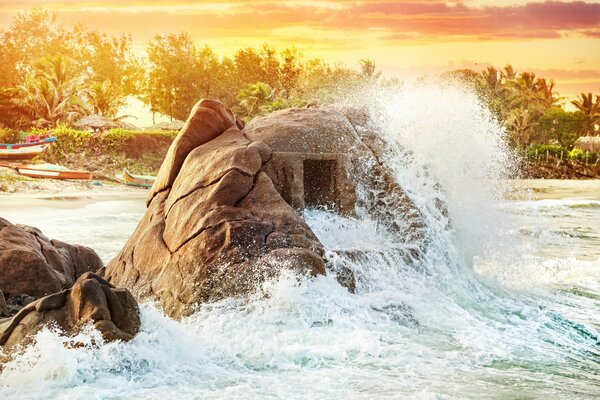 Nell antica India sulla spiaggia di fronte all oceano nell acqua ci sono le rovine di un antico tempio, in una grotta come una roccia c è un tempio