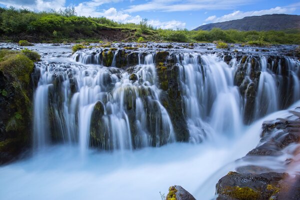 Wasserfall an einem sonnigen Sommertag