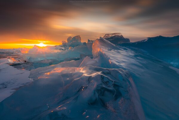 Montagne ghiacciate ai raggi del sole al tramonto