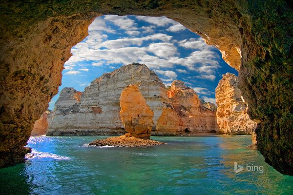 Eine portugiesische Höhle mit Felsen und einem unglaublich schönen Meer