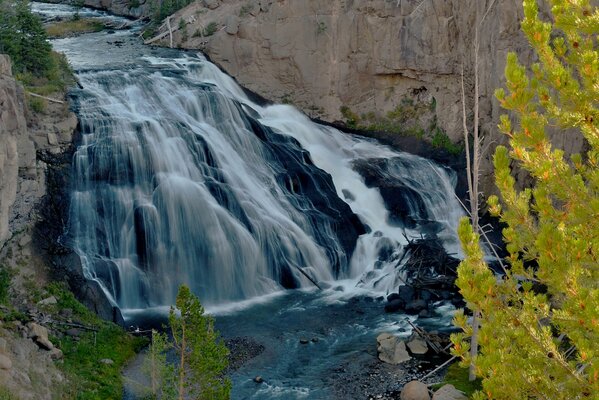 Cataratas de Yellowstone entre rocas en Estados Unidos