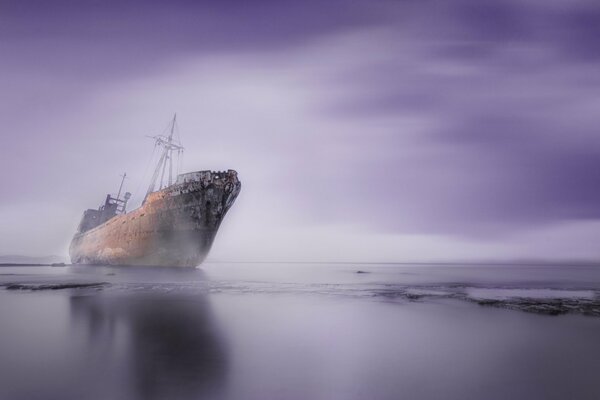 Un viejo barco encallado