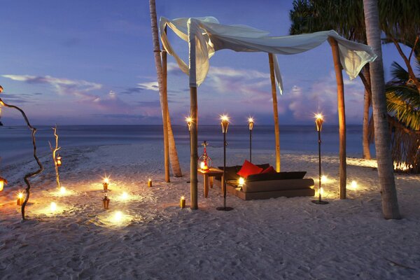 Romantischer Abend bei Kerzenschein am Strand