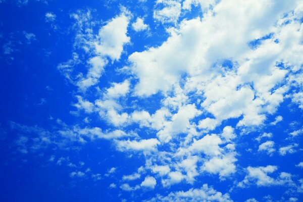 Nubes blancas en el cielo azul