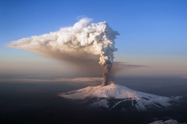 Volcán humeante en la isla de Sicilia