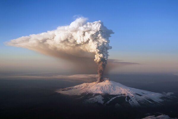 Dymiący wulkan na Sycylii