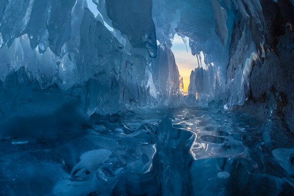 Blaue Gletscher im Licht des Sonnenuntergangs