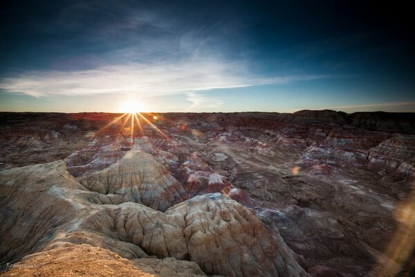 Vallée de pierre dans les rayons de l aube