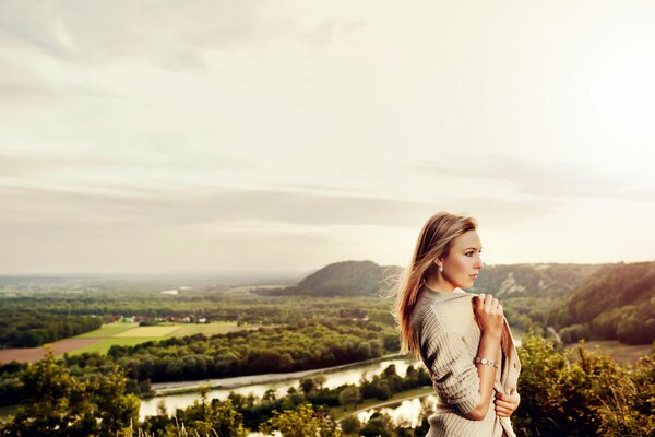 Porträt von Marie auf dem Hintergrund einer bunten Landschaft