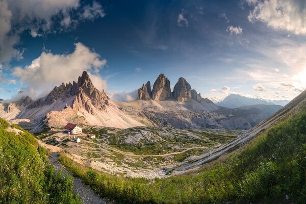 Vista panoramica della valle verde sullo sfondo delle montagne