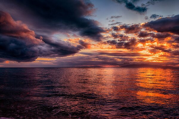 Cielo al tramonto sul mare