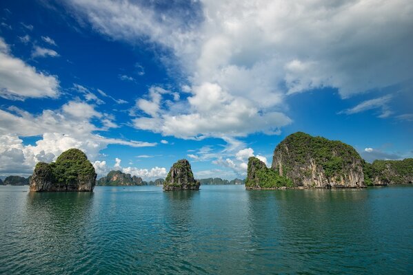 Inseln und Klippen Vietnams vor dem Hintergrund des schönen Himmels