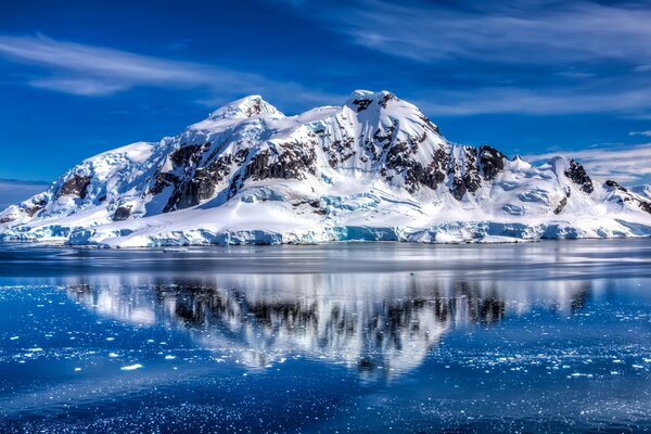 Île de neige dans la mer d hiver