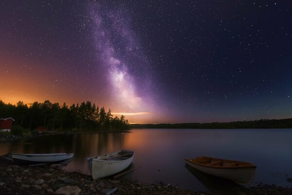 Lac de nuit norvégien avec des bateaux