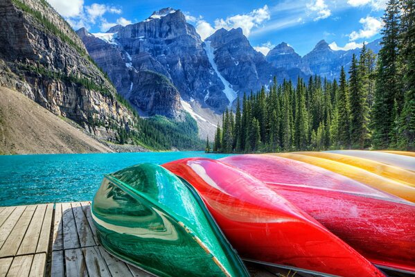 Un lago con montañas y bosques en Canadá. Embarcadero