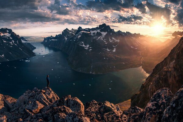 Unglaublicher Sonnenaufstieg vor dem Hintergrund der Rocky Mountains