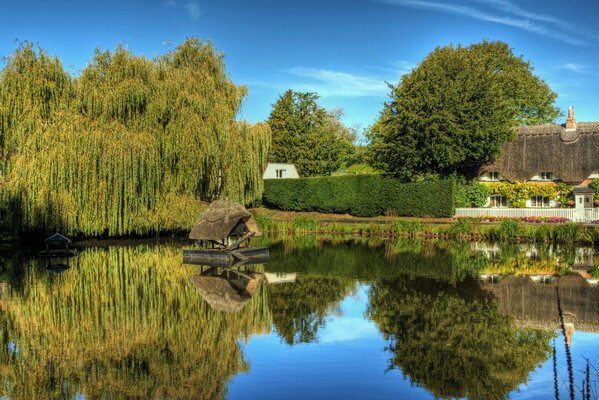 Pintoresco estanque en Crowley Winchester en Inglaterra