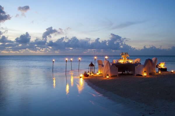 Cena romántica junto al mar