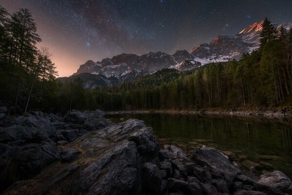 Lago tra le rocce sotto il cielo stellato