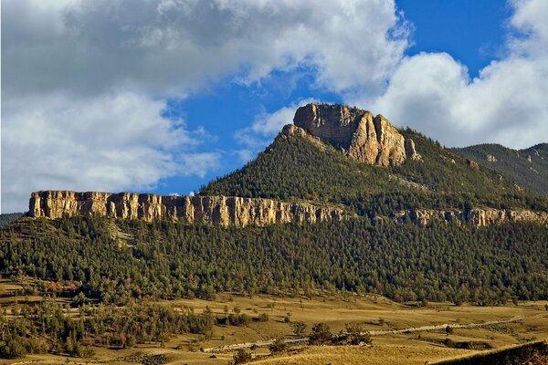 Chaîne de montagnes dans la vallée des forêts