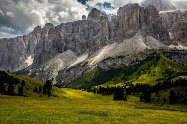 Una combinación genial de cielo de montañas y colinas verdes