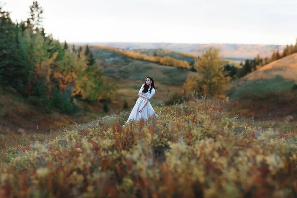 Ragazza nell erba tra le colline