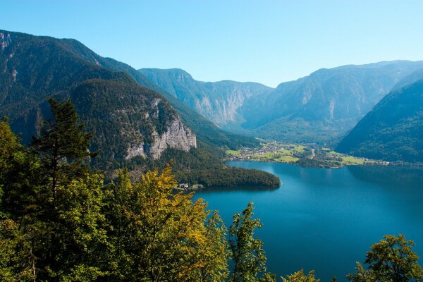 Landschaften Österreichs mit Bergen und Gewässern