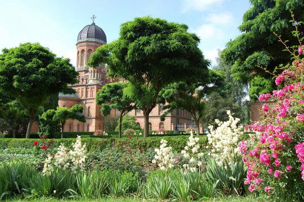 Cathédrale ukrainienne dans le jardin des arbres et des fleurs