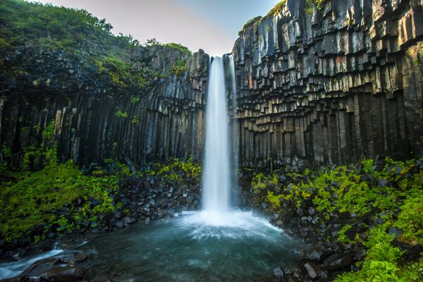 Ein rasanter Wasserfall, in dem Sie alles sehen können