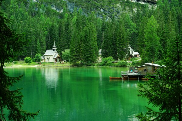 Una delle sponde del lago in Italia