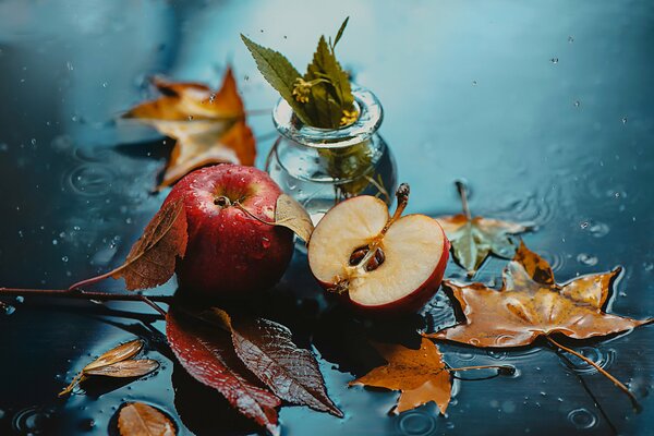 Foto de manzana y follaje bajo la lluvia