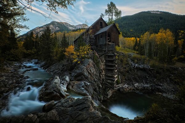 Scheune in einem Wald an einem Fluss in Colorado