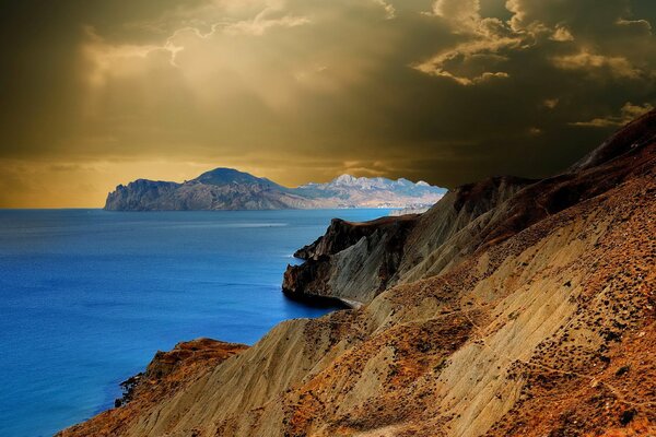 Las nubes descienden a la isla