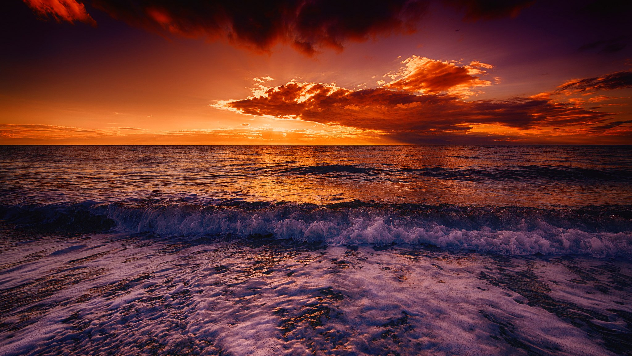 cielo nuvole incandescenza mare riva onde surf