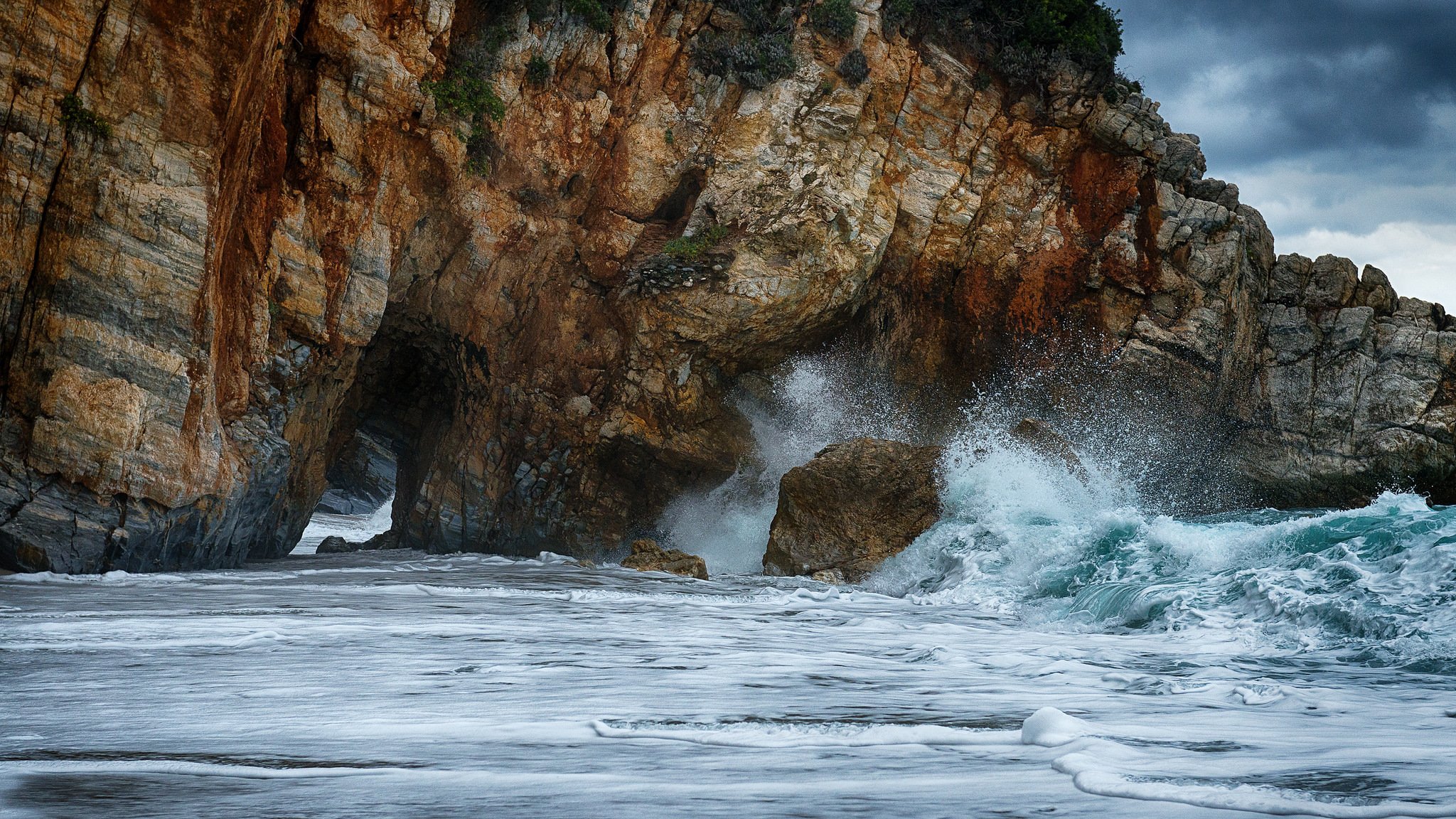 cielo mare rocce onde tempesta spruzzi arco