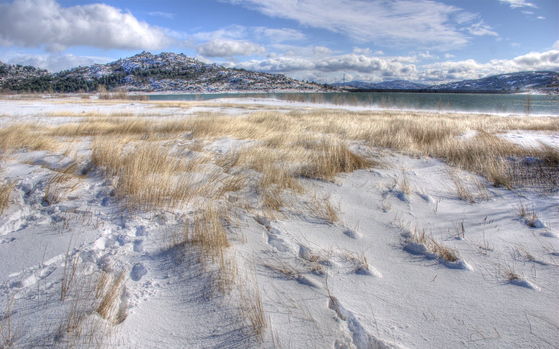 nieve hierba invierno lago montañas colinas