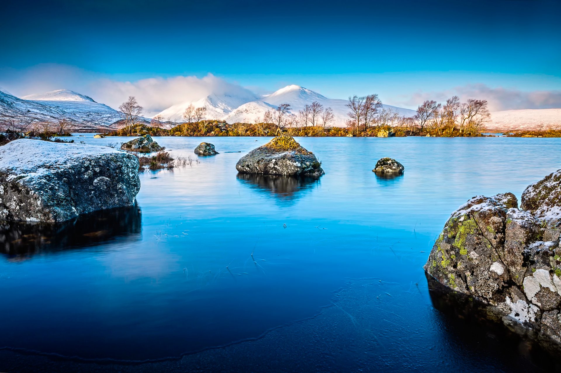 the lochan lake stones mountain