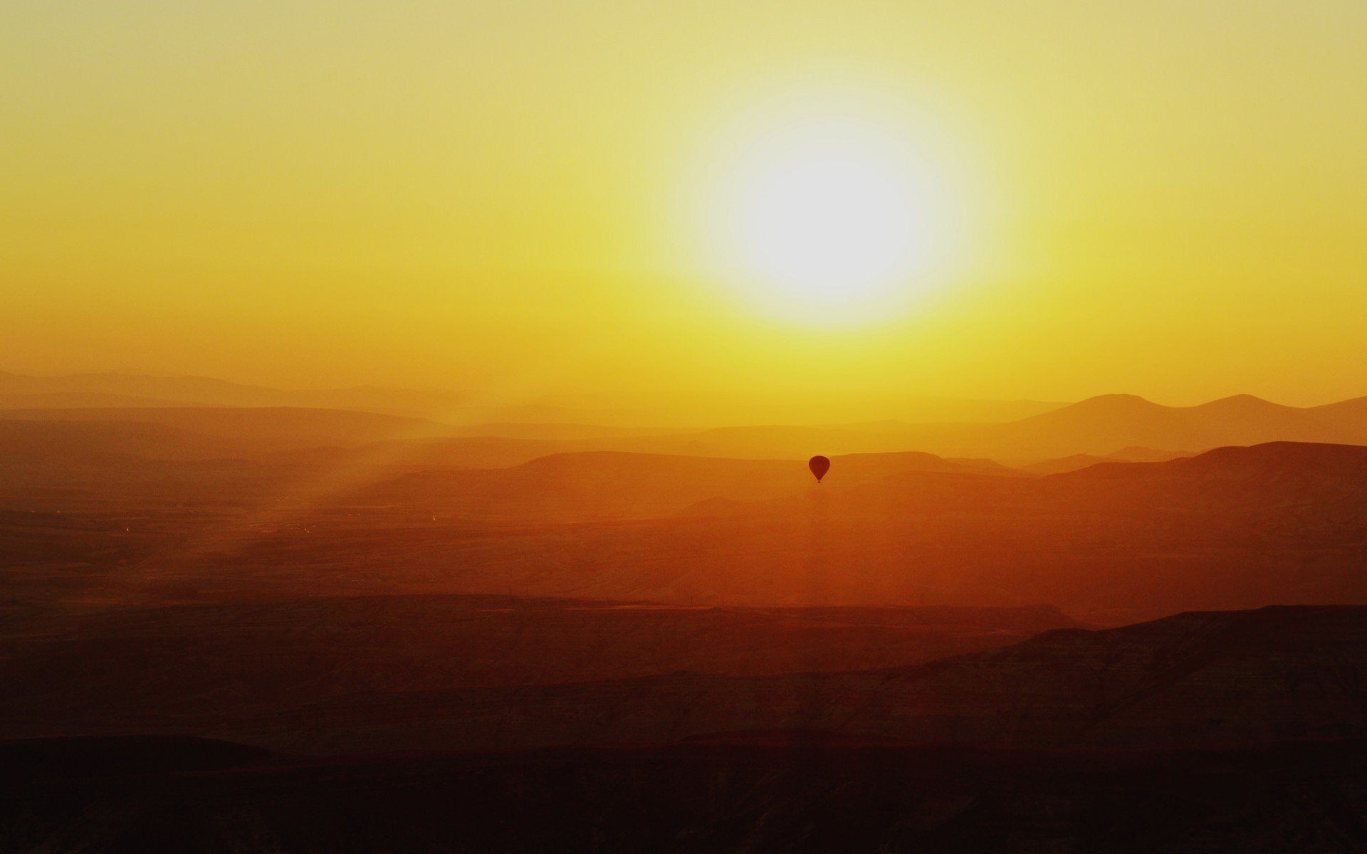 natura paesaggio palloncino tramonto cielo montagne colline sole volo riposo sfondo carta da parati widescreen schermo intero widescreen