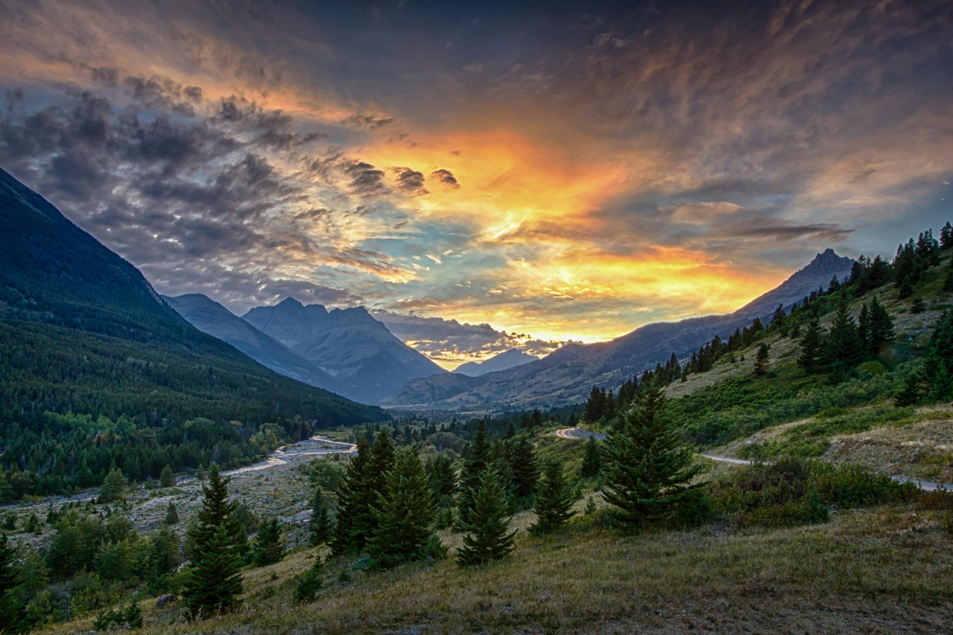 montañas puesta de sol. valle bosque