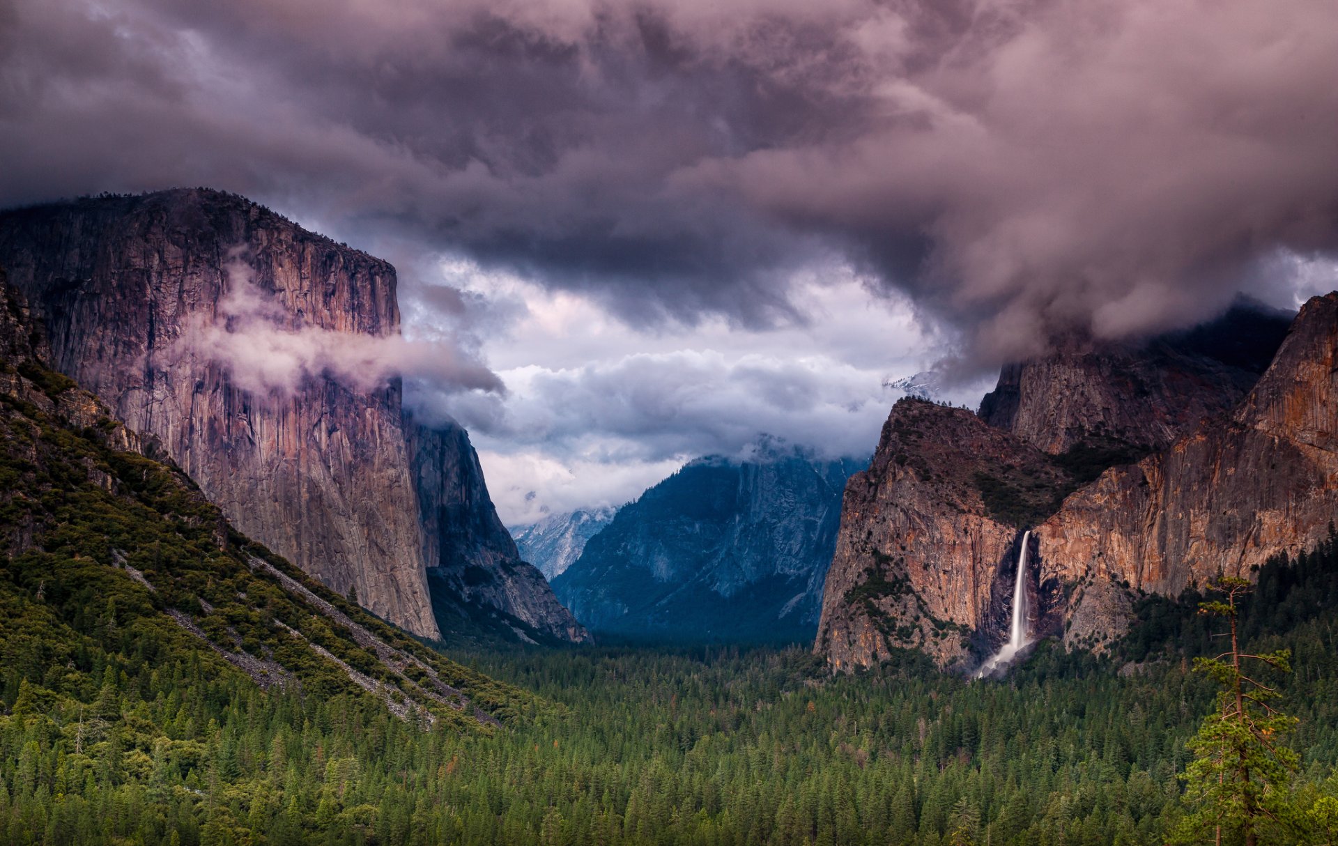 park narodowy yosemite sierra nevada usa góry niebo drzewa chmury skały wodospad las