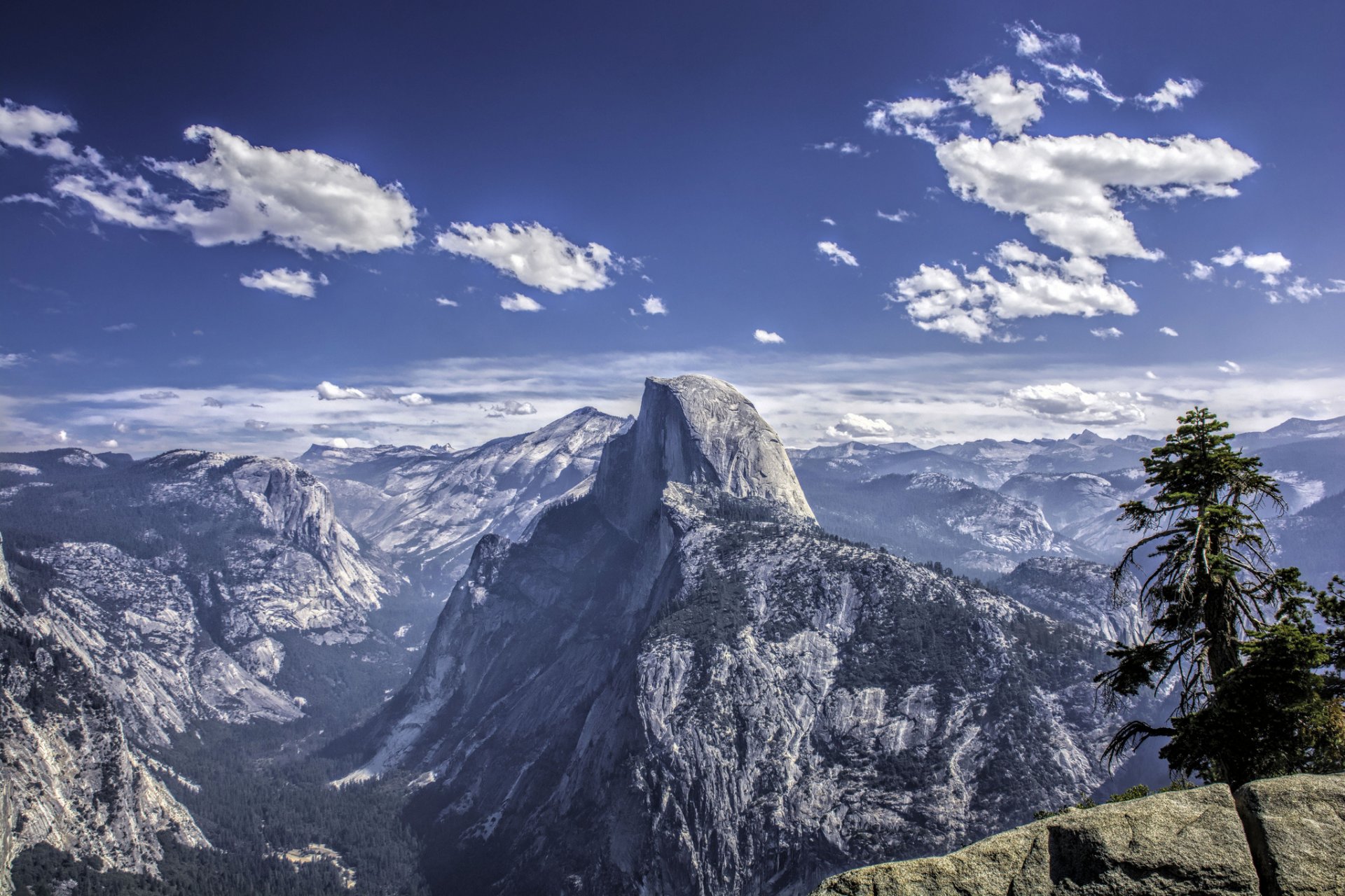 parc national de yosemite californie états-unis montagnes roches ciel nuages arbre vallée neige