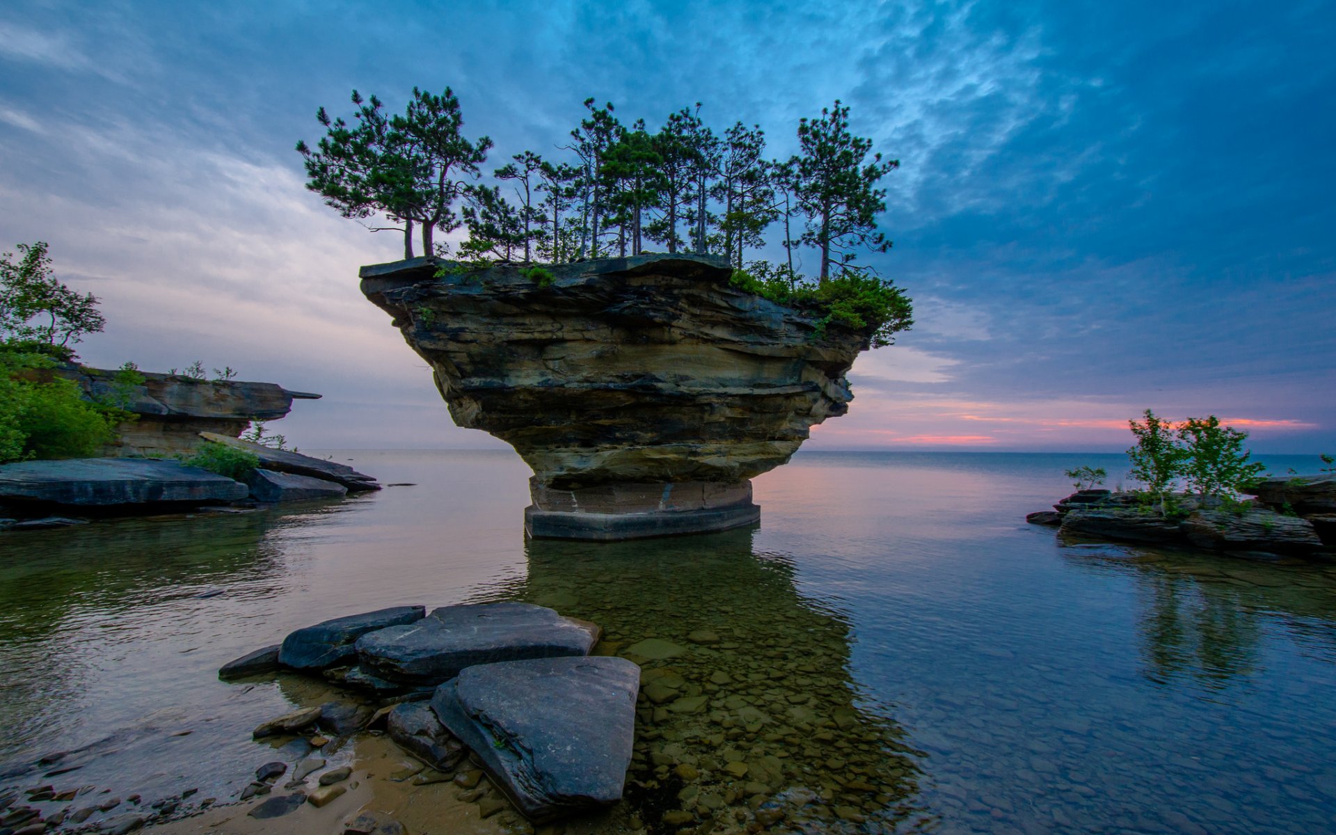 небо облака закат море озеро скалы камни деревья