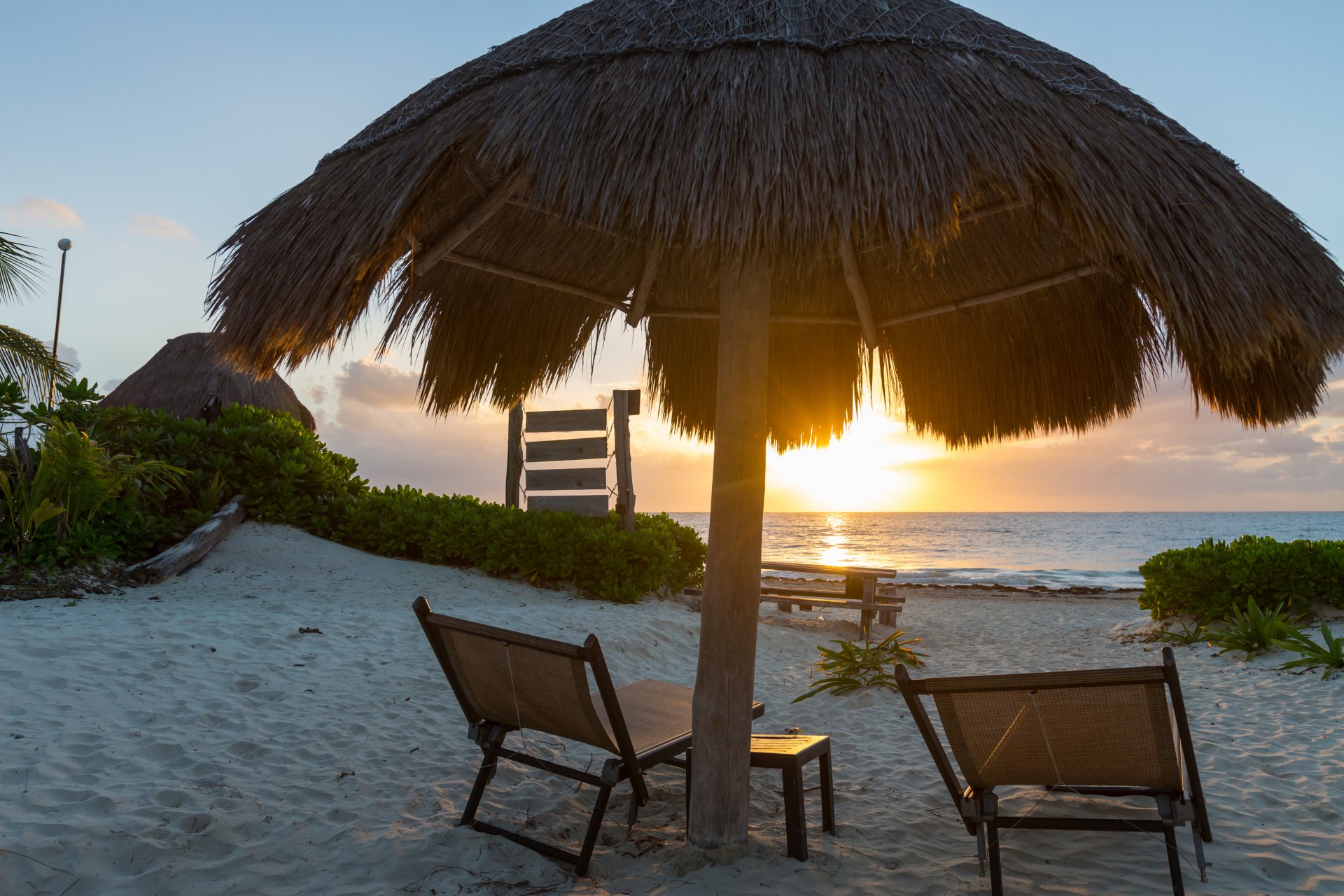 sonnenuntergang strand meer küste paradies tropisch sand palmen