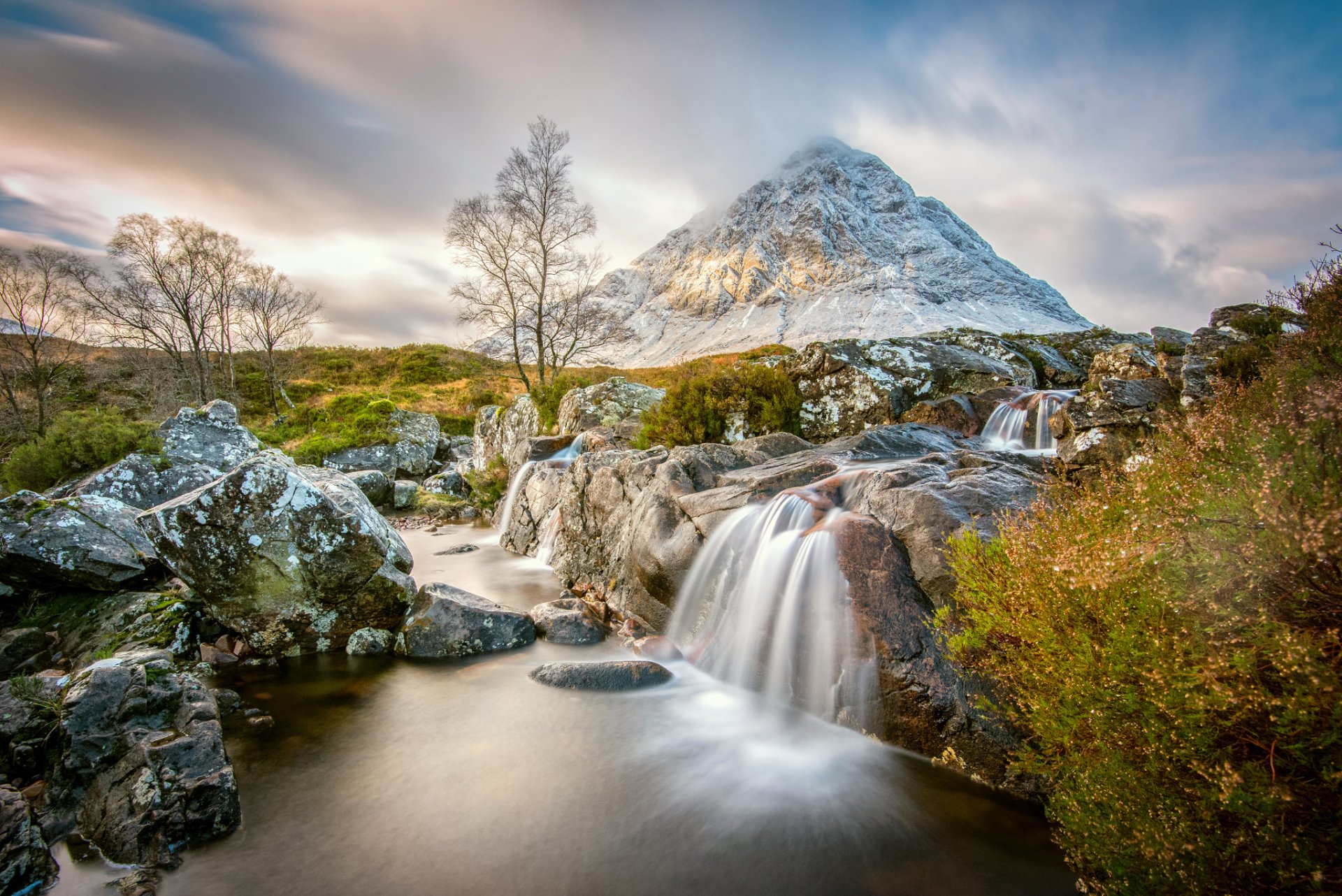 schottland schottisches hochland buachaille etive mòr berg strom steine wolken