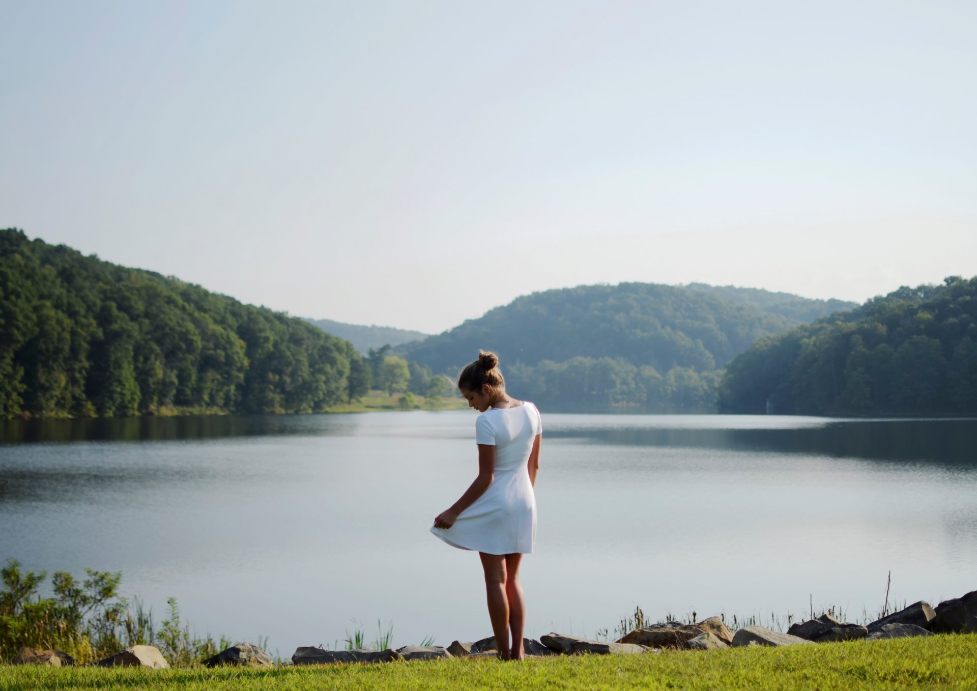 lago riva ragazza